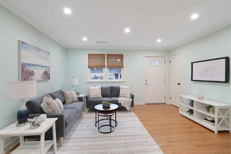 Building Photo - 2246 Oak St