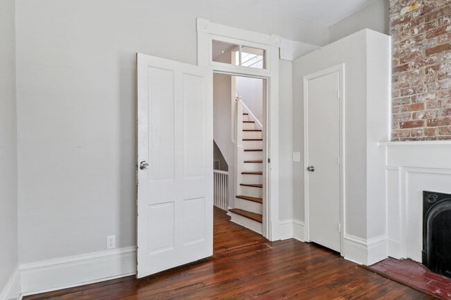 Building Photo - Restored Victorian Duplex | 3BR/2BA in Downtown Savannah Near Forsyth Park