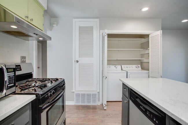 Building Photo - 2300 Trailside Dr