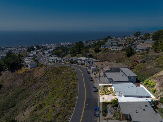 Building Photo - Pacific Ocean and Hillside Views