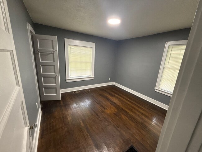 Building Photo - 4 Bed | 2 Bath | Detached Garage | Spacious Living
