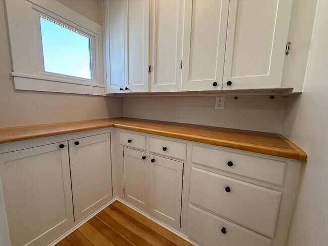 Building Photo - Cute two bedroom cottage in central Ashlan...