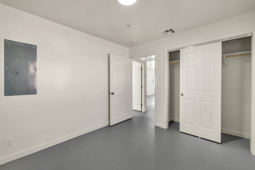 Building Photo - 1340 W Mariposa Ave