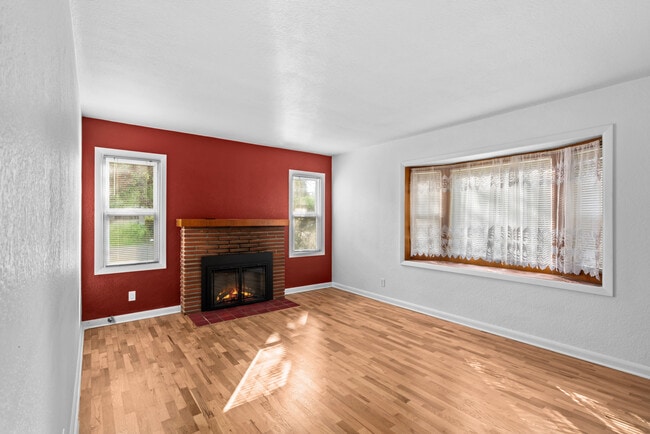Building Photo - 305 Knoop Ln