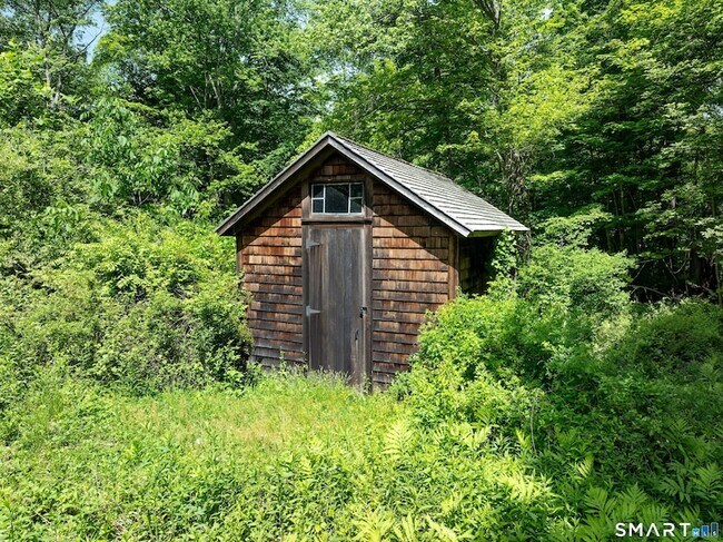 Building Photo - 240 Umpawaug Rd