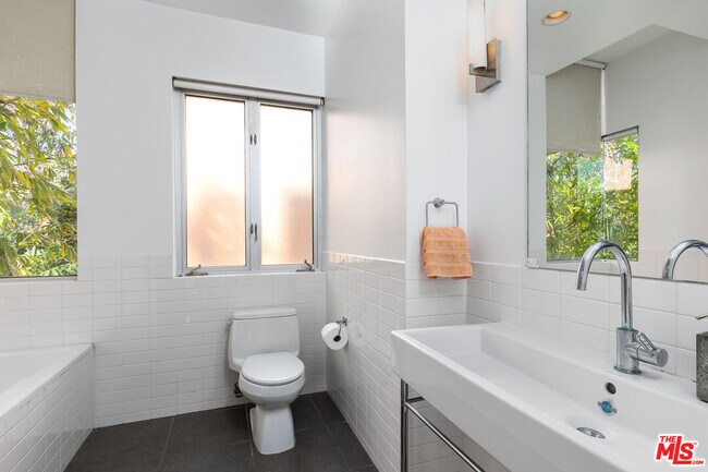 Building Photo - 900 N W Knoll Dr