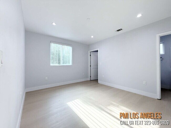 Building Photo - 208 E 87th St