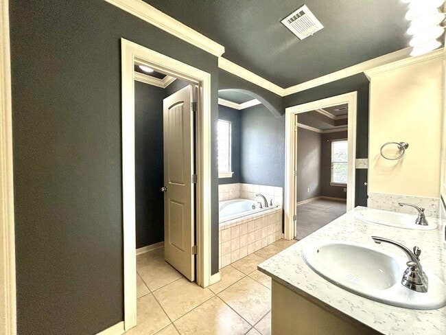 Building Photo - Stunning West Fayetteville Single Family Home