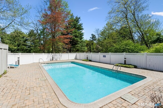 Building Photo - 33 Strathmore Ln