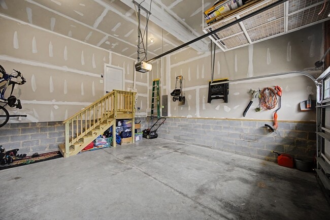 Building Photo - 4 Bedroom Executive Home located in Magnolia Green