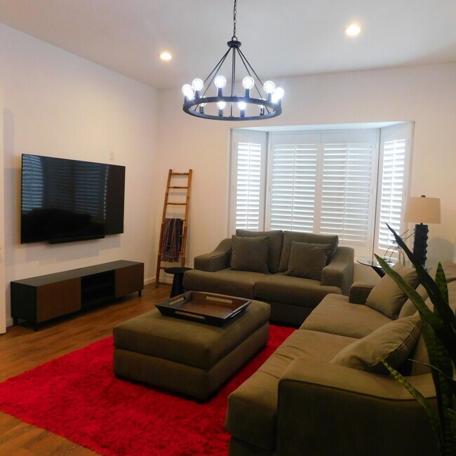 Building Photo - 14 Mission Palms Dr W