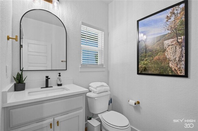 Building Photo - 5 Blandford Ln