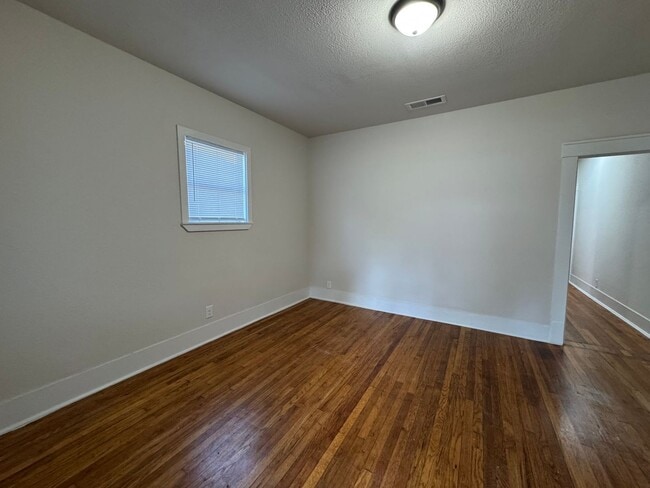 Building Photo - 339 Duplex B 2/1