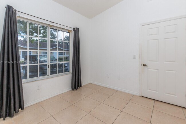 Building Photo - 3944 SW 48th Ave