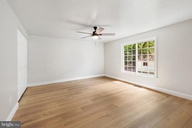 Building Photo - 15950 Alameda Dr