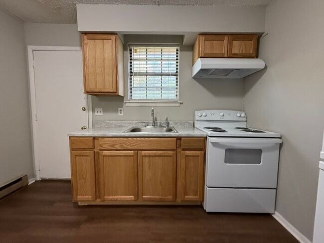 Building Photo - Just renovated!! Inglewood 1 bedroom duplex by park!! Pets okay!