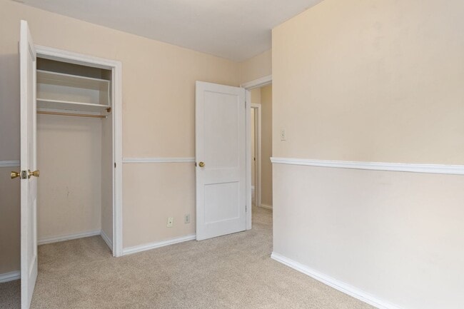 Building Photo - Centrally-Located Bungalow Available NOW!