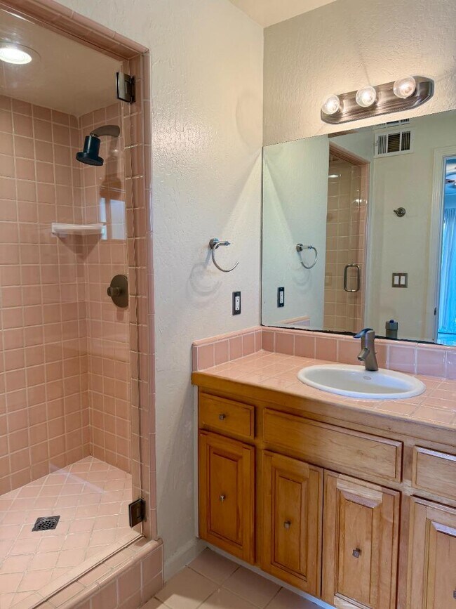 Building Photo - 213 Vía Lantana