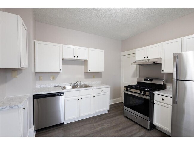 Building Photo - 678 Hawthorne Ave E