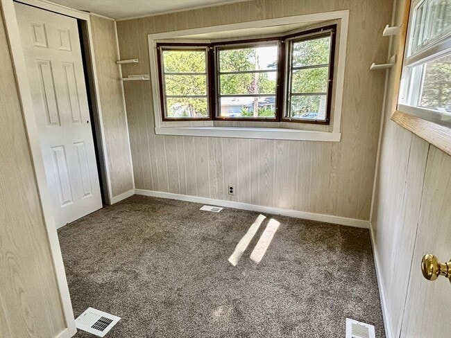 Building Photo - 27 Lynnbrook Ave