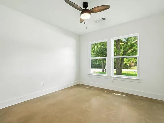 Building Photo - 1004 Branch St