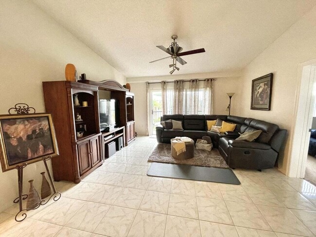 Building Photo - 300 Crestwood Ct N