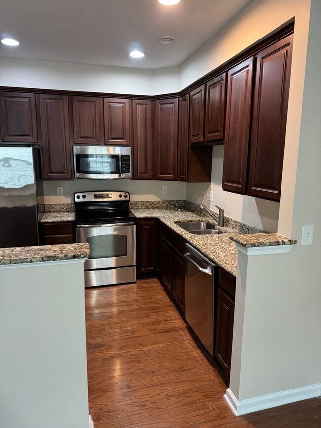 Building Photo - Beautiful Townhome in Charlotte