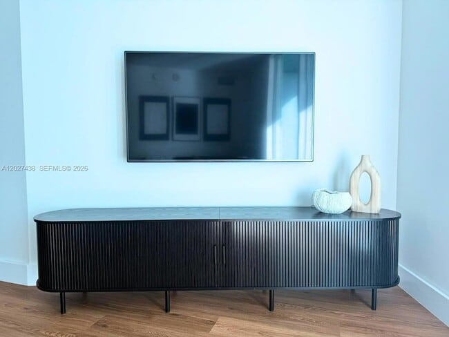 Building Photo - 1900 N Bayshore Dr