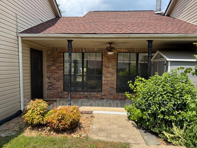 Building Photo - 801 Laurel Hill Dr