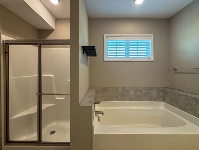 Building Photo - Spacious 4 Bed 3 Bath Home with Fenced Yard