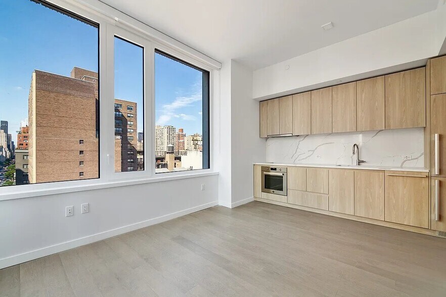 Primary Photo - 200 E 23rd St