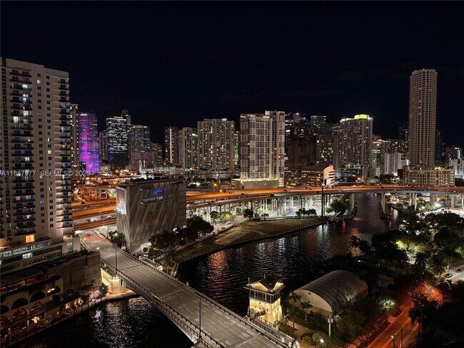 Building Photo - 10 SW South River Dr