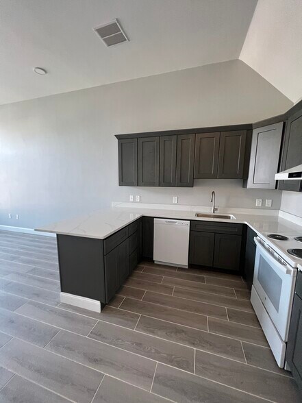 Building Photo - 55 Brighton St
