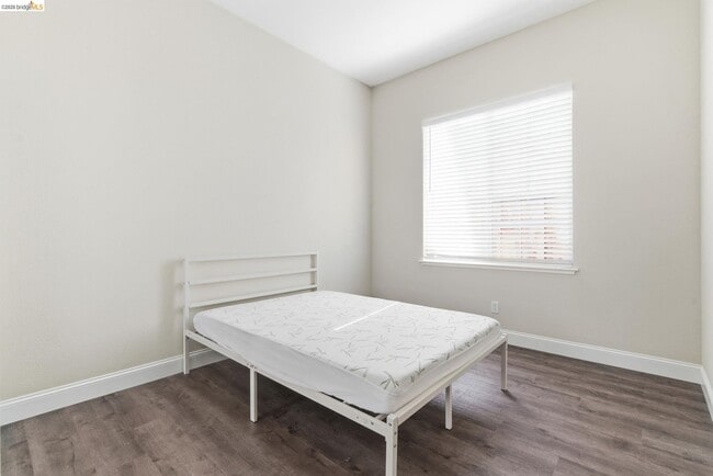 Building Photo - 1067 Somersby Way