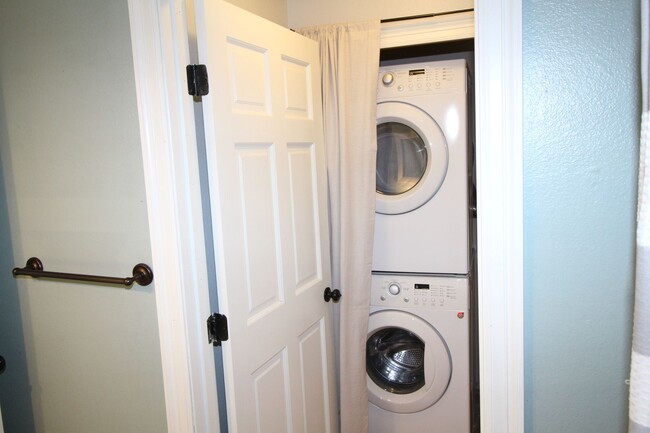 Building Photo - Adorable 2bdrm 1 bath townhome in Desirabl...