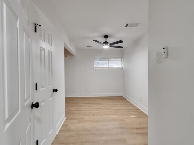 Building Photo - 6026 Diamond Ct