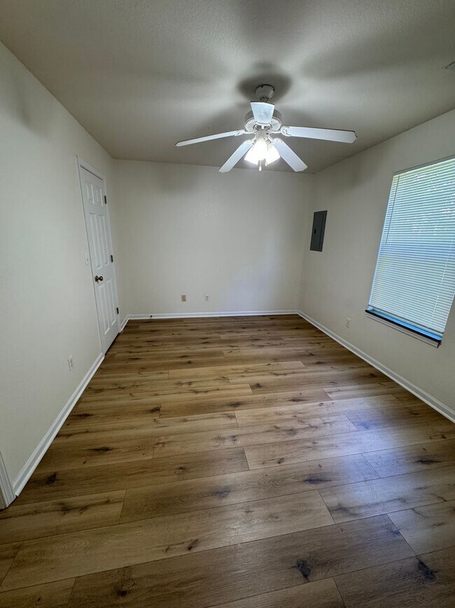 Building Photo - 1591-1593 N Doulton Dr