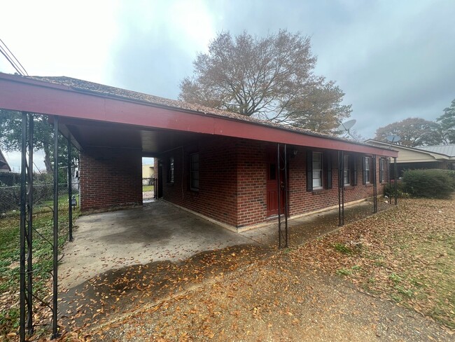 Building Photo - 3 bedroom 1 bathroom brick home in West Tu...