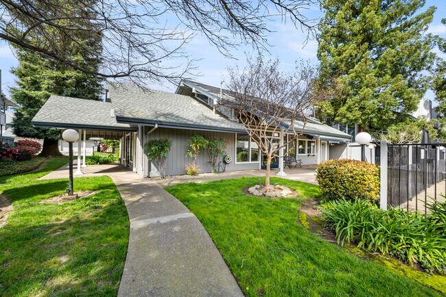 Building Photo - Beautiful 3-bedroom, 3-bathroom townhome  ...