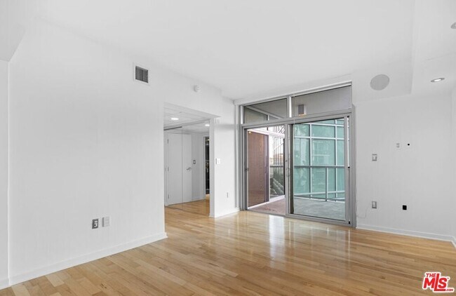 Building Photo - 13700 Marina Pointe Dr