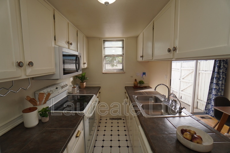 Building Photo - 5 S Elati St