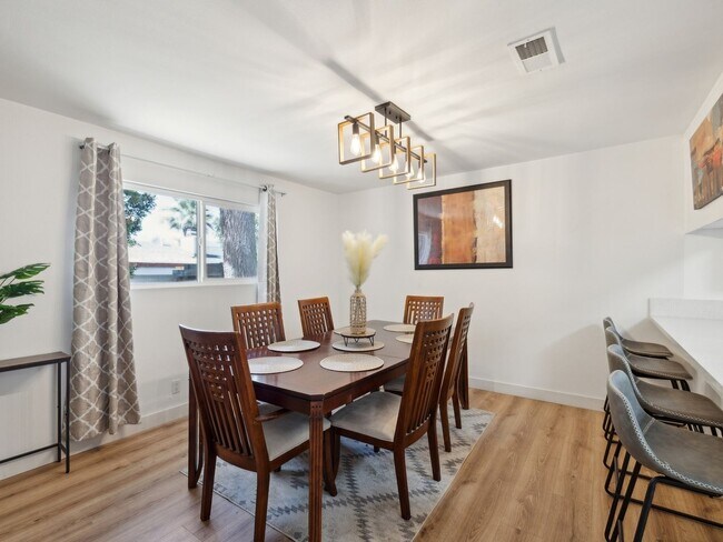 Building Photo - Fully Furnished 3 Bedroom 2 Bath - Single ...