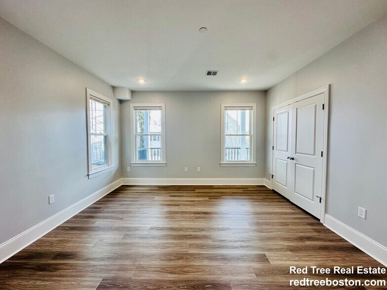 Building Photo - 100 Brooks St