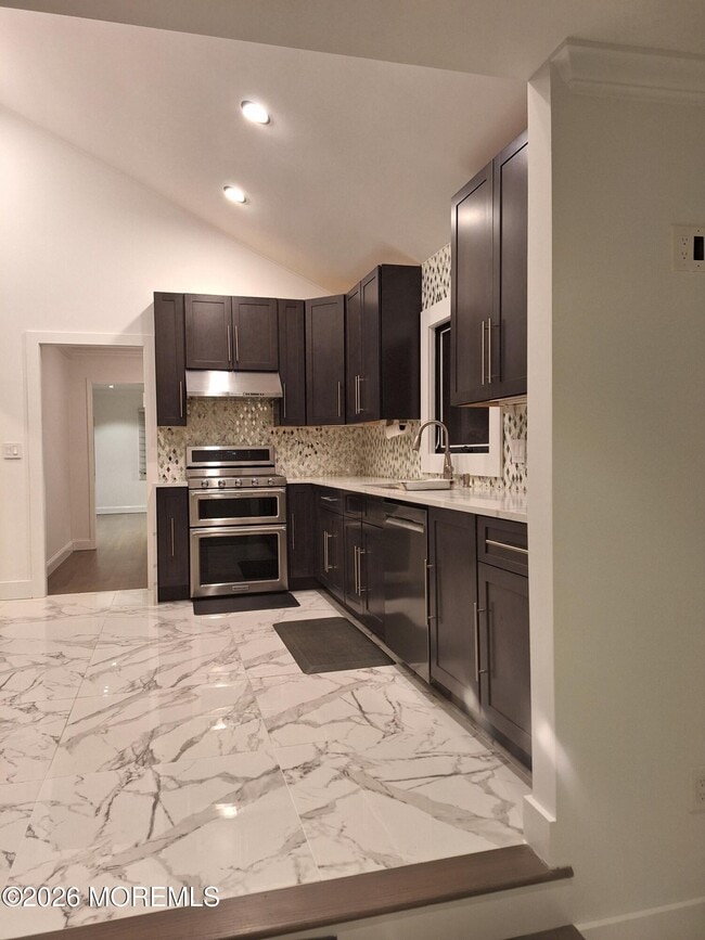 Building Photo - 373 Pine St