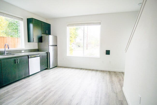 Building Photo - Rare 3 Bed, 2 Bath Townhouse Ready Now!