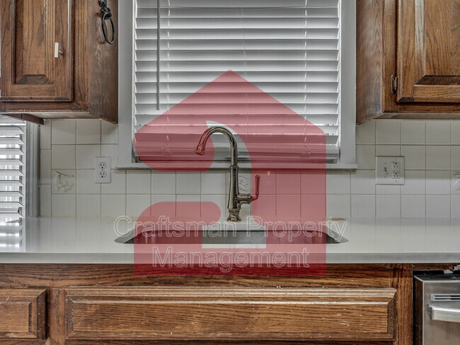 Building Photo - 2708 Silvertree Dr