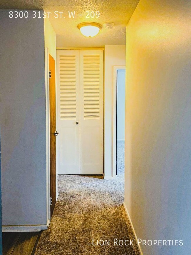 Building Photo - $300 OFF! Charming 1BR in the Heart of St ...