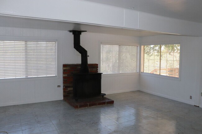 Building Photo - 2416 Cedar Dr