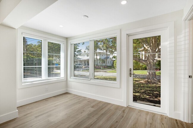 Building Photo - ** OLDE NAPLES ** 2 BED / 2 BATH - COMPLETELY REMODELED - PET OK! - ANNUAL RENTAL