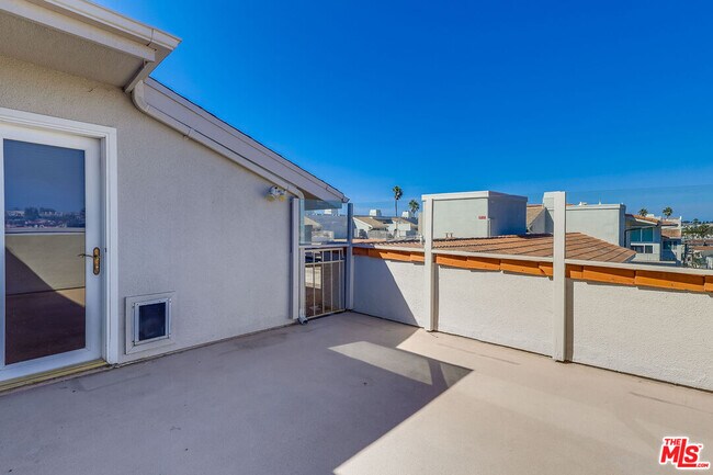 Building Photo - 230 S Catalina Ave